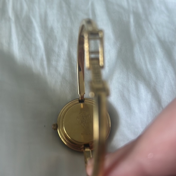 Gucci bezel watch, worn once - Picture 6 of 8